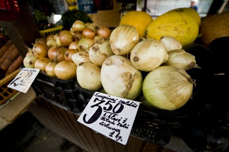 Turgaus prekystaliai lūžta nuo daržovių, bet trūksta pirkėjų