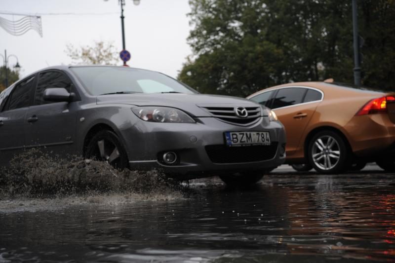 Vilniaus centre automobiliai važiavo per kanalizacijos balas