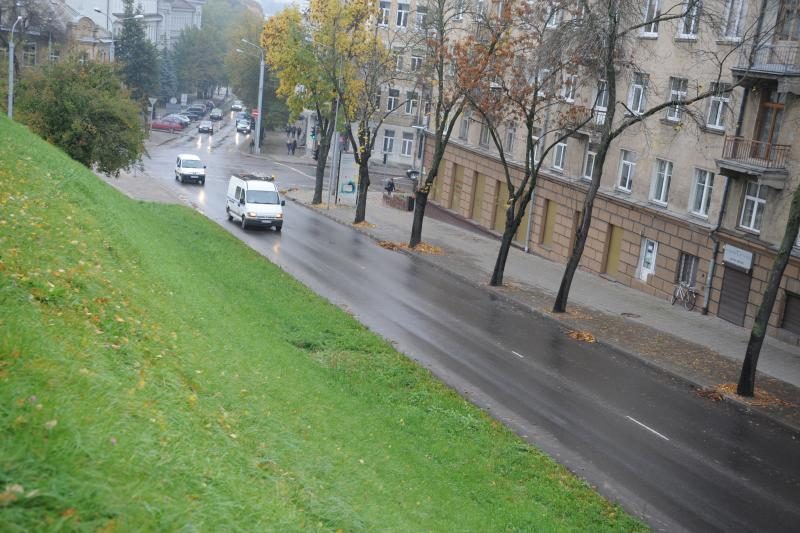 Vilniaus centre automobiliai važiavo per kanalizacijos balas