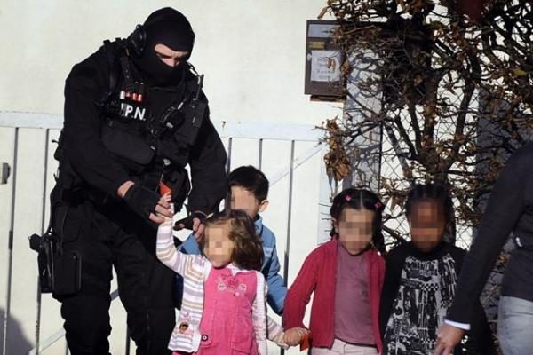 Darželinukų įkaitų drama Prancūzijoje: vaikai išlaisvinti, pagrobėjas suimtas (papildyta)