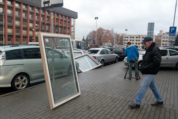 Atvežti nauji ministerijos langai užvirto ant automobilių