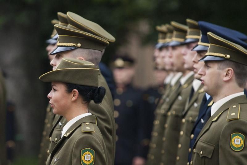 Prezidentė LKA absolventams suteikė karinį laipsnį
