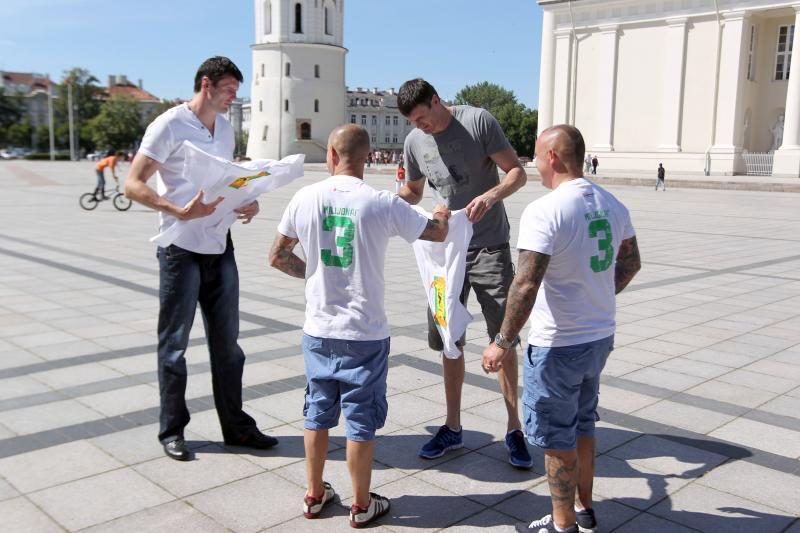 Brolių Lavrinovičių veidai atsidūrė ant sirgalių marškinėlių