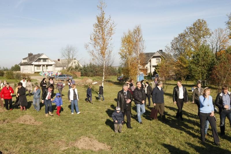 Jakų parke atidaryta nauja žaliuojanti alėja