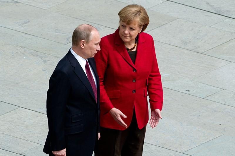 A.Merkel pasitiko V.Putiną su karinėmis iškilmėmis
