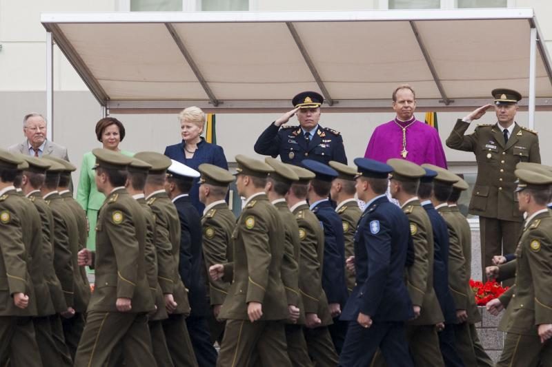 Prezidentė LKA absolventams suteikė karinį laipsnį