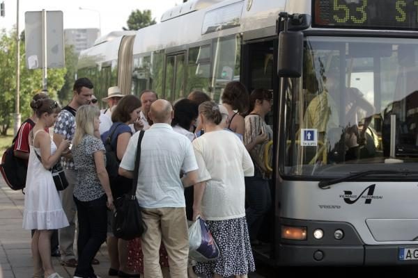 Nauja keleivių laipinimo tvarka Vilniuje prigyja sunkiai 