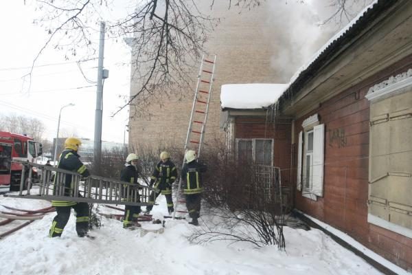 Vilniaus senamiestyje liepsnojo namas (papildyta)