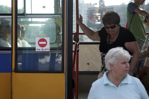 Nauja keleivių laipinimo tvarka Vilniuje prigyja sunkiai 