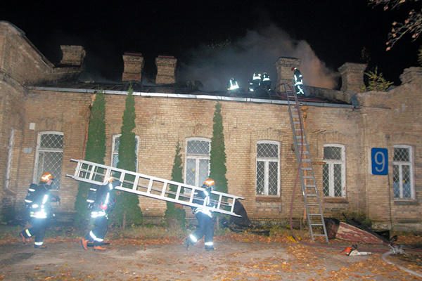 Vilniuje degė apleista lavoninė