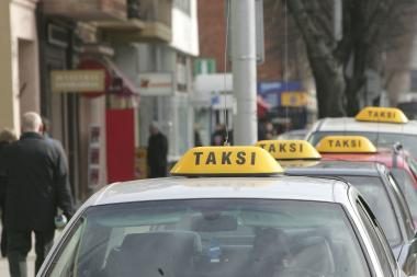 Nelaimės Kaune: girtas vairuotojas vidury nakties įvažiavo į taksi