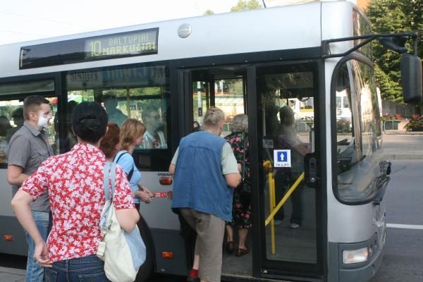 Nauja keleivių laipinimo tvarka Vilniuje prigyja sunkiai 