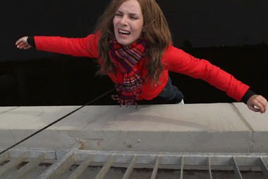 Naujo serialo filmavimas prasidėjo aktorės skrydžiu nuo tilto