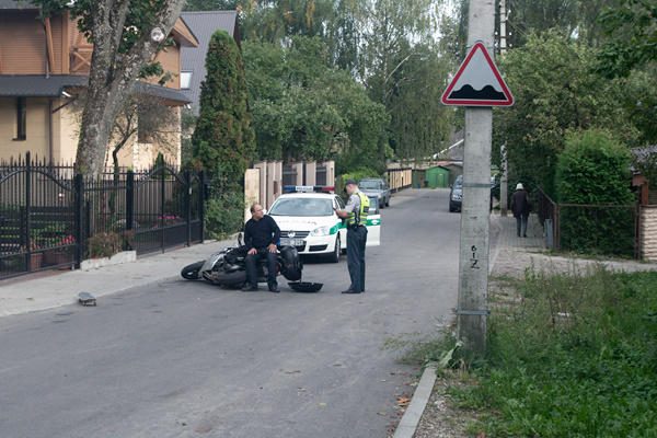 Vilniuje motociklininkas partrenkė aštuonerių metų riedlentininką
