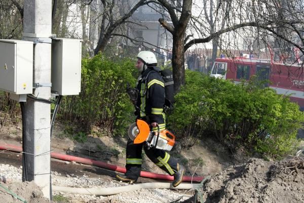 Kaune ugnis nuniokojo medinį daugiabutį (dar papildyta)