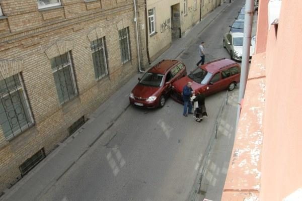 Vilniaus centre - dviejų bendrovių automobilių susidūrimas