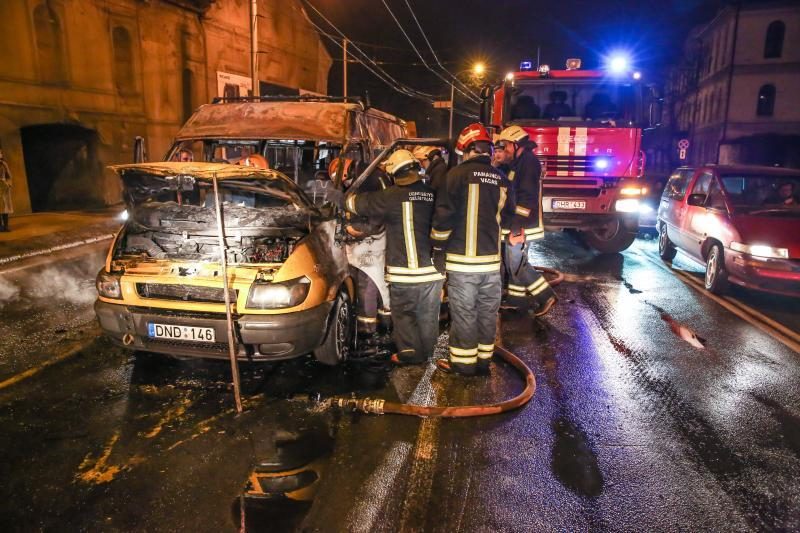 Kaune ugnis žaibiškai prarijo maršrutinį autobusą 