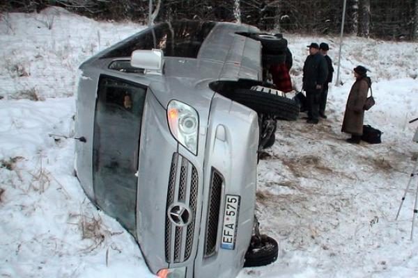 Ukmergės rajone apvirto sostinės ansamblį vežęs mikroautobusas, 1 žmogus žuvo