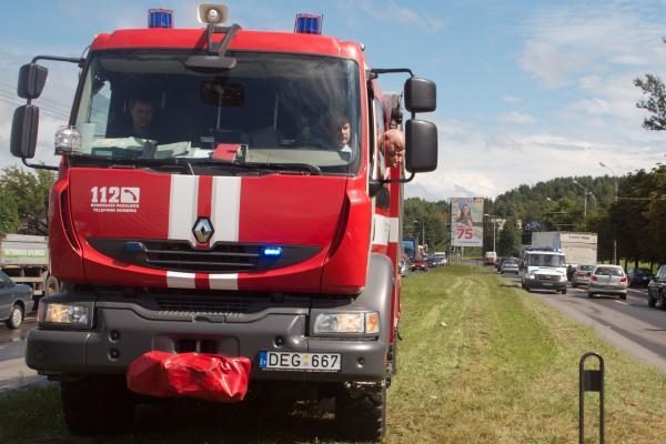 Vilniuje susidūrus dviem vilkikams nukentėjo vairuotojas