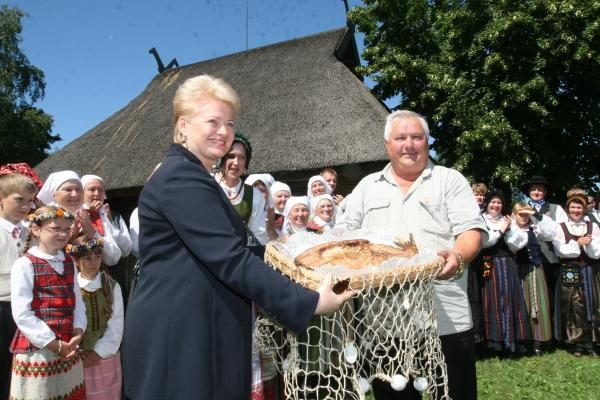 Prezidentė apsipirko žvejo sodyboje
