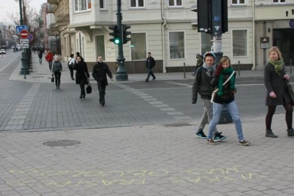 Sostinės šaligatviuose aukštinami obuoliai