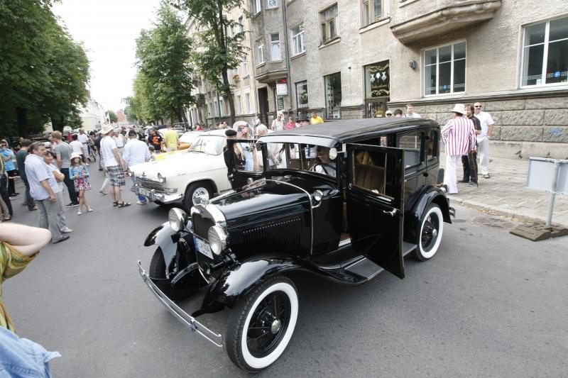 Senovinių automobilių paradui nesutrukdė net krepšinis