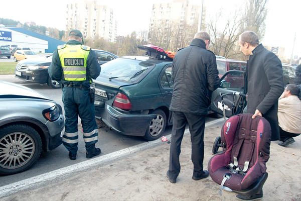 Sostinėje susidūrė keturi automobiliai, sužeistas vaikas (papildyta)