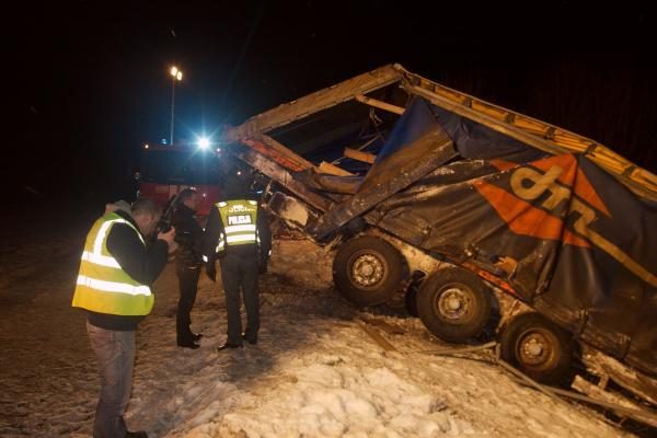 Vilniuje sunkvežimiui nulėkus nuo skardžio, žuvo jo vairuotojas