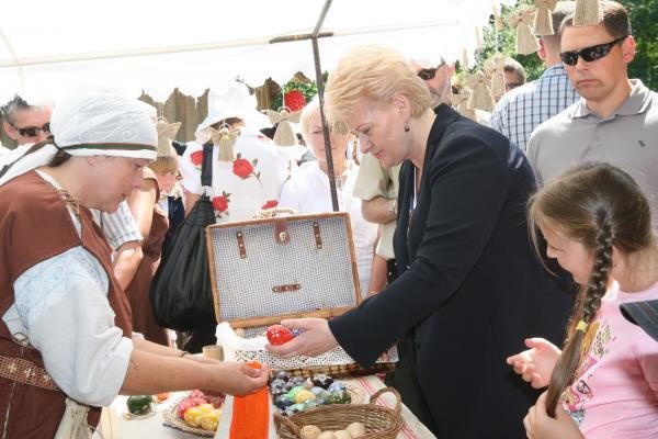 Prezidentė apsipirko žvejo sodyboje