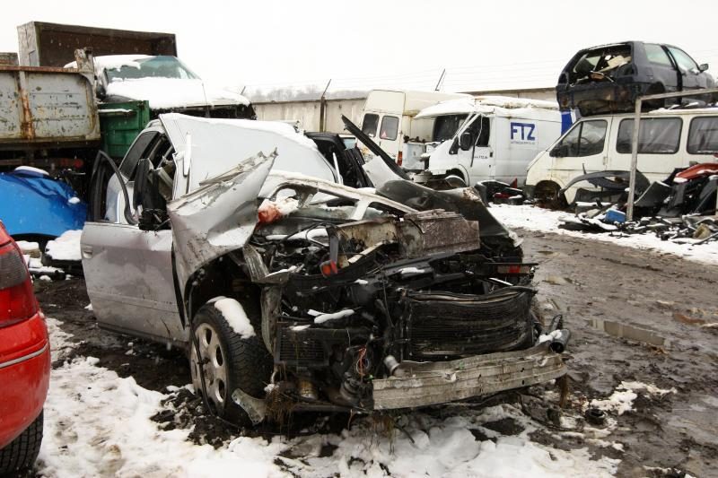 Prie Kauno „Audi“ įsirėžė į vilkiką, trys žmonės žuvo