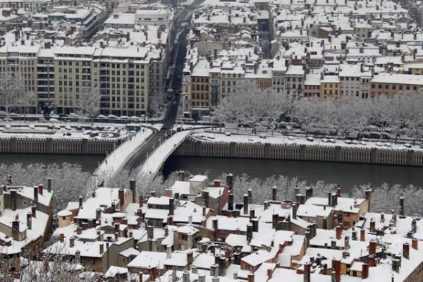 Europoje sumaištį sukėlė sniegas ir šaltis