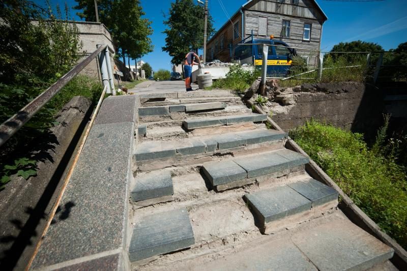 Gyventojų skundai buvo išgirsti – ištrupėję laiptai sulaukė remonto