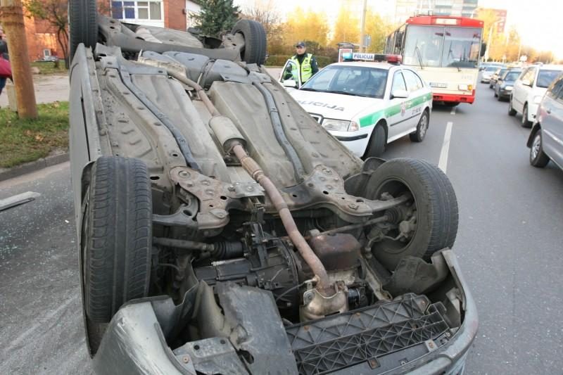 Per avariją Vilniuje apvirto moters taranuotas automobilis