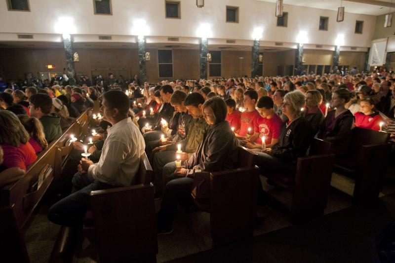 Žvakių jūra: gedint sprogimo Teksase aukų liejamos ašaros, meldžiamasi