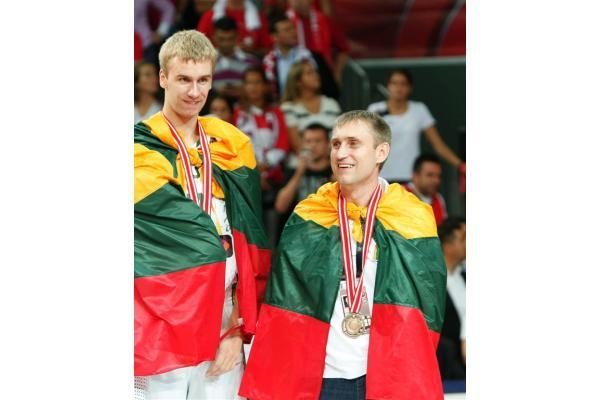 Lietuvos krepšininkų šėlsmas ant apdovanojimų pakylos