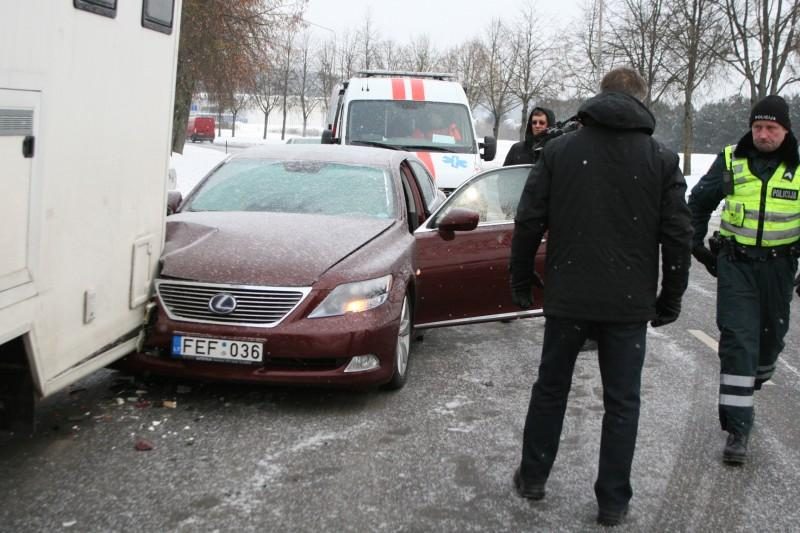 Vilniuje prabangus „Lexus“ rėžėsi į metadoną vežiojantį autobusiuką