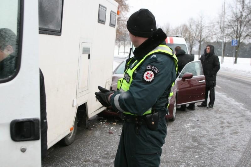 Vilniuje prabangus „Lexus“ rėžėsi į metadoną vežiojantį autobusiuką