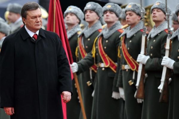 V.Janukovyčius prisaikdintas prezidentu, J.Tymošenko nesitraukia