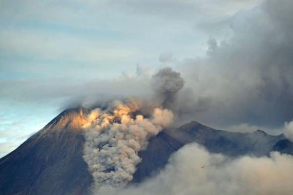 Indonezijoje dėl ugnikalnio išsiveržimo atšaukti lėktuvų skrydžiai