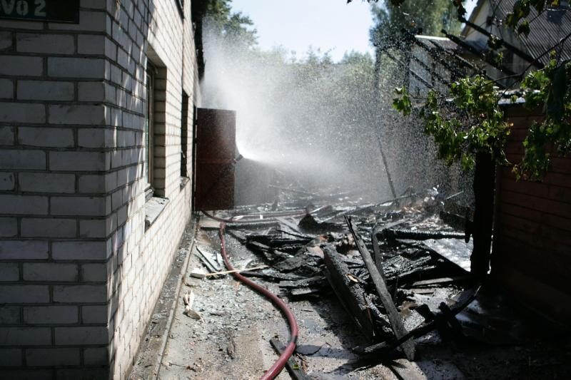 Netoliese Vilniaus centro degė gyvenamasis namas