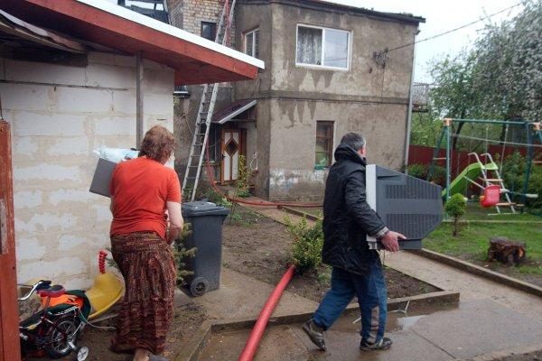 Vilniuje žaibas padegė namą
