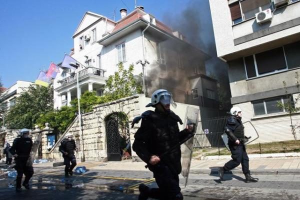 Serbijoje prieš gėjų paradą protestavę riaušininkai puolė policiją ir valdančiosios partijos būstinę