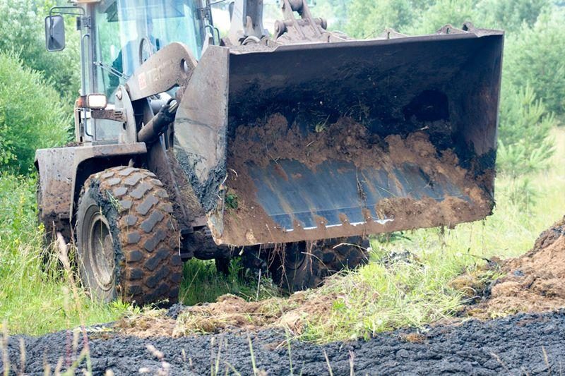 Šalia Gariūnų veždamas dumblą apvirto sunkvežimis