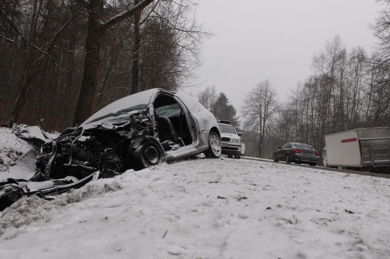 Sostinėje ugniagesiai išvadavo prispaustą merginą (papildyta)