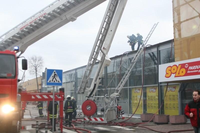 Vilniuje užsiliepsnojo prekybos centro stogas (atnaujinta)