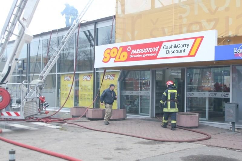 Vilniuje užsiliepsnojo prekybos centro stogas (atnaujinta)