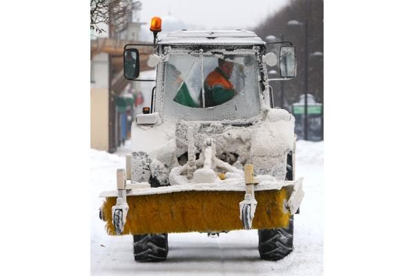 Kaune snigo visą dieną. Kelininkai dirba neatsikvėpdami (papildyta)  