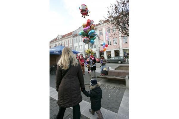 Kalėdų miestelis Rotušėje atidarytas įspūdingu akrobatiniu šou