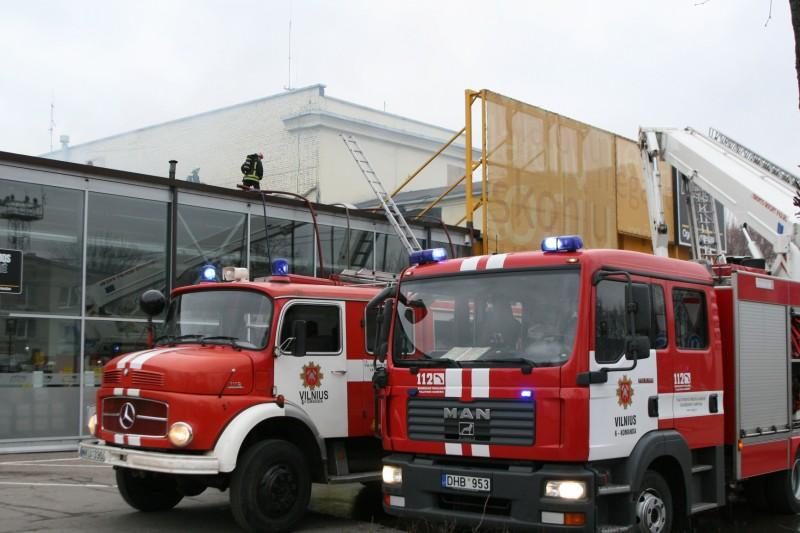 Vilniuje užsiliepsnojo prekybos centro stogas (atnaujinta)