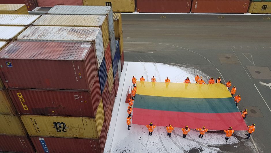 Uoste – 100 m ilgio trispalvė iš konteinerių bei milžiniškos vėliavos ant kranų